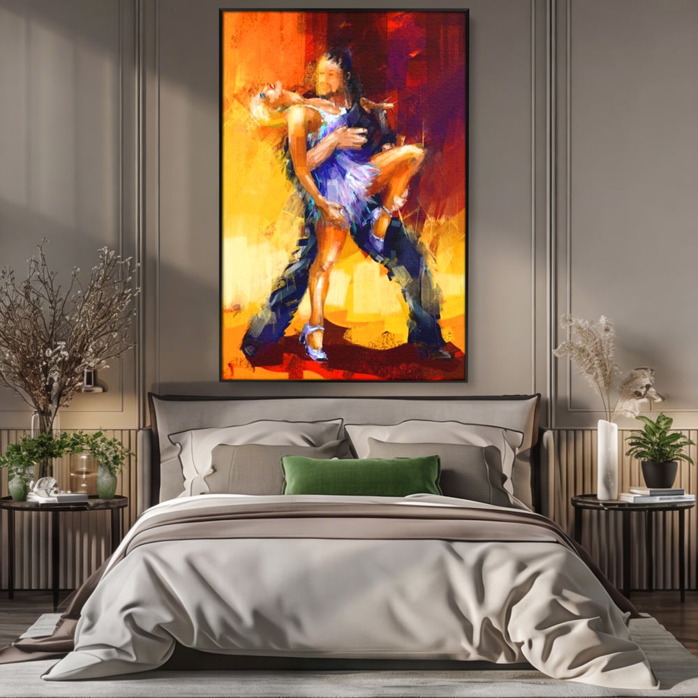Tablou canvas cu tablou canvas cu un cuplu dansand tango, in rama de aluminiu negru, pe perete intr-un dormitor